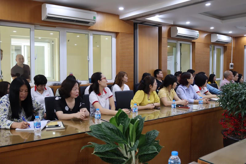 Các cán bộ, đảng viên Báo Pháp luật Việt Nam tham gia học tập, quán triệt Nghị quyết Đại hội XIII.