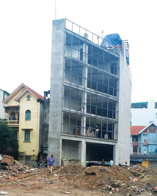 Công trình siêu mỏng tại Tổ dân phố Hoàng 13 (phường Cổ Nhuế 1) có 1 cạnh chỉ sâu 1,65m. Ảnh: Doãn Thành.