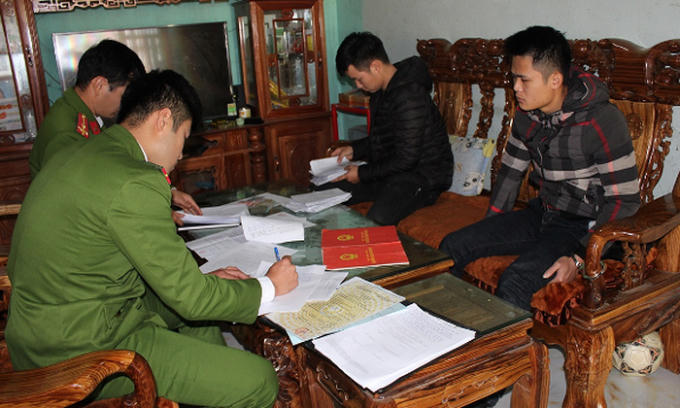 Các đối tượng liên quan đến vụ án làm việc với cơ quan Công an.