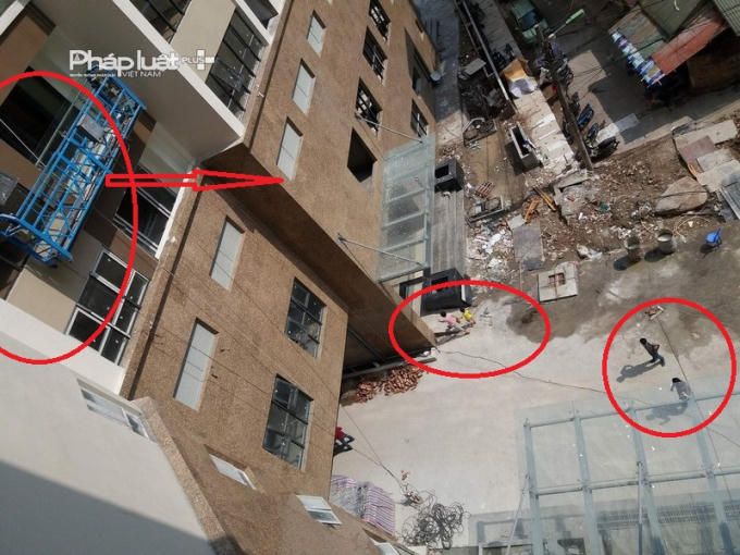 Công trình vẫn được thi công bên trên không được che chắn an toàn  trong khi bên dưới người dân vẫn đi lại khá đông.