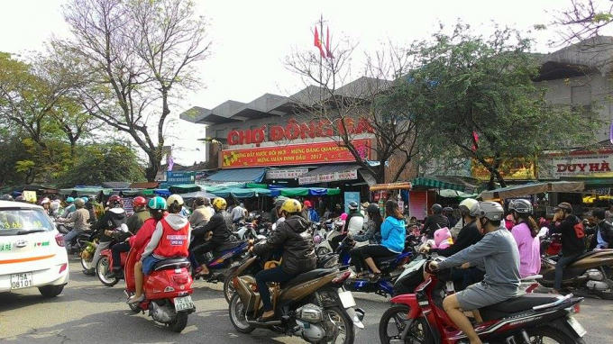 Người dân tấp nập đến chợ Đông Ba mua thêm những thứ thiết yếu cho ngay Tết (Ảnh: PV Đăng Hậu chụp ngày 30 Tết)