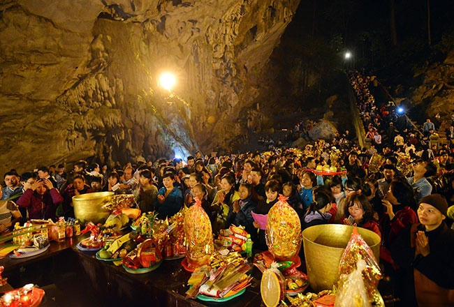 Du khách thập phương về dự lễ hội chùa Hương. 