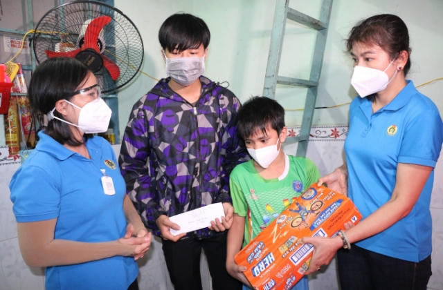 Con của đoàn viên bị tử vong do Covid-19 sẽ được tặng Sổ tiết kiệm