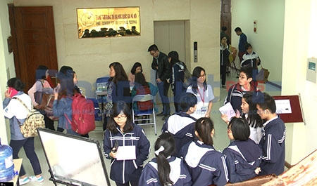 Toàn cảnh thí sinh đăng ký thi tại Trung tâm. Ảnh: Loan Bảo.