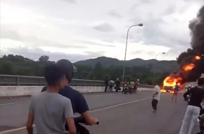 Hiện trường chiếc xe khách bốc cháy.