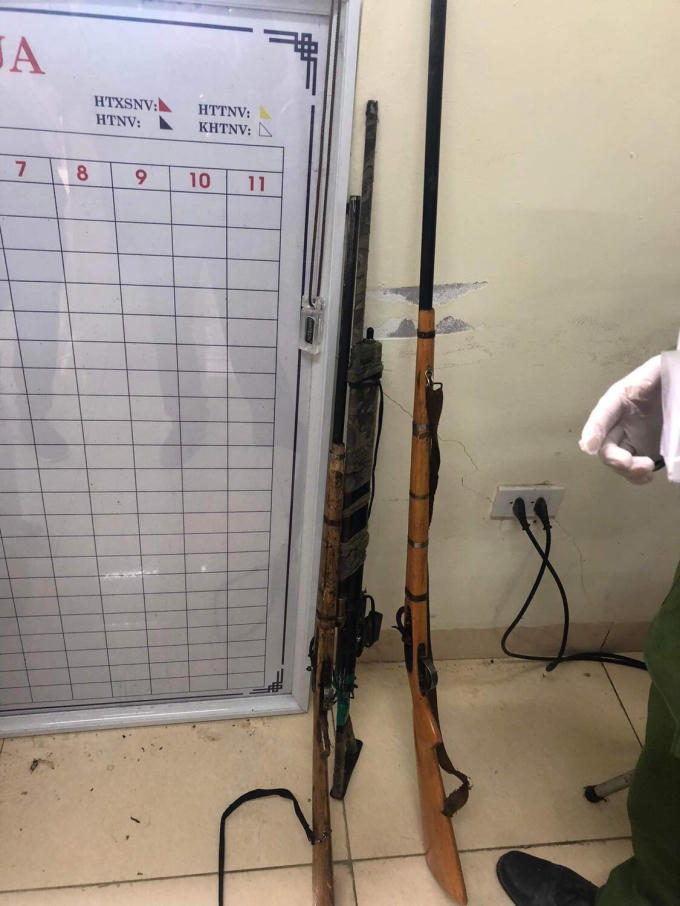 Ba khẩu súng tự chế bị lực lượng chức năng thu giữ.