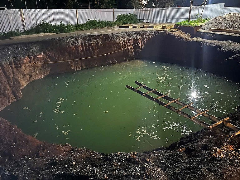 Hố sụt sâu, có mạch nước ngầm gây khó khăn cho công tác tìm kiếm. (Ảnh: Báo Bắc Kạn).