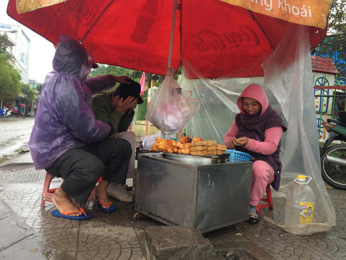 Bán bánh trong thời tiết buốt lạnh (Ảnh: Nguyễn Hiền)