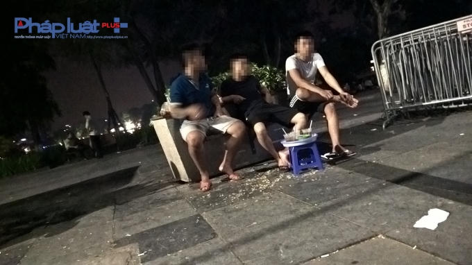 Vị trí bán hàng được tận dụng triệt để, người mua sử dụng ghế đá công cộng để ăn uống.