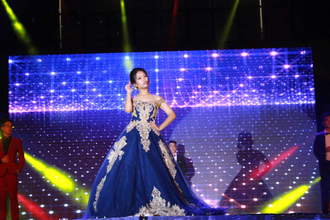 Nguyễn Thảo Linh trong trang phục dạ hội mà.