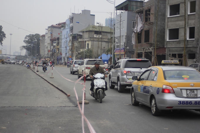 Một phần đường chưa hoàn thành nên tình trạng mạnh ai nấy đi khiến giao thông khu vực này thành "bát nháo".
