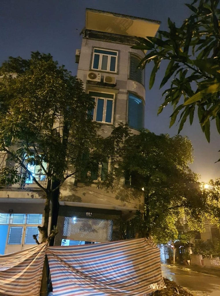 Công trình này đã nghiêng ra đường, có nguy cơ đổ sập.