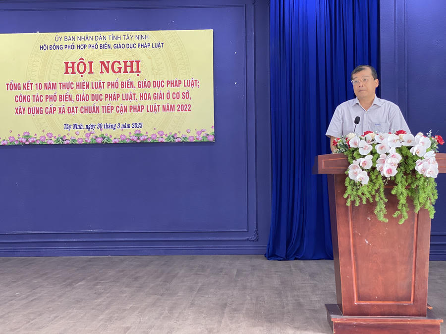 Ông Võ Đức Trong, Phó Chủ tịch UBND tỉnh, Chủ tịch Hội đồng phối hợp phổ biến, giáo dục pháp luật tỉnh chủ trì hội nghị.