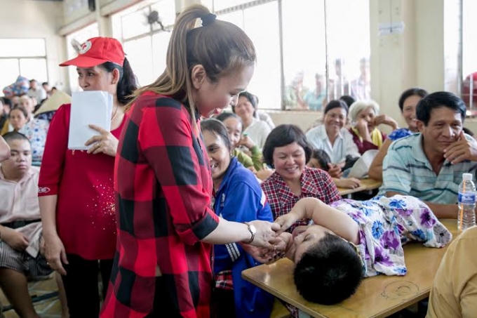 Những hình ảnh ấn tượng Mỹ Tâm trong chuyến thiện nguyện cuối năm
