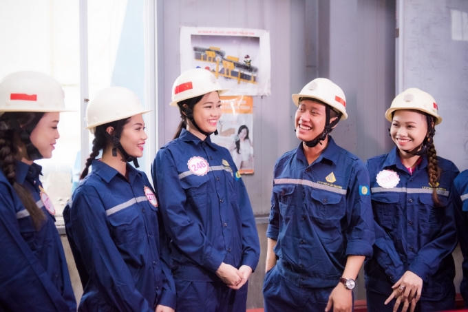 Thí sinh Hoa hậu Việt Nam thăm quan và giao lưu tại mỏ than Hà Lầm