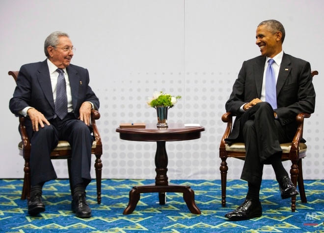 Chủ tịch Cuba Raul Castro và Tổng thống Mỹ Barack Obama tại Hội nghị thượng đỉnh châu Mỹ ở Panama ngày 11/4. Đây là cuộc gặp chính thức đầu tiên của lãnh đạo hai nước sau hơn nửa thế kỷ thù địch. Ảnh: AP.