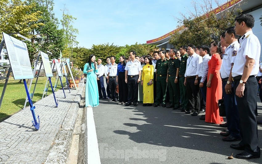 Hàng ngàn người đến thăm quan triển lãm.
