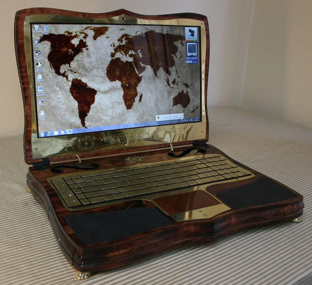 Steampunk - Ngoại hình của chiếc laptop này trông giống như một món đồ nội thất dùng để trang trí. Thậm chí, thiết kế bên trong của nó cũng được hoàn thiện rất tỉ mỉ và theo phong cách riêng. Dĩ nhiên, chiếc máy này vẫn có thể xử lý công việc và phục vụ nhu cầu giải trí như những chiếc máy tính thông thường khác.