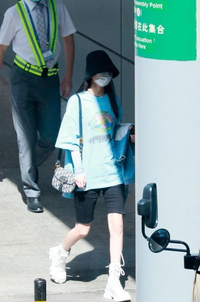 Triệu Lệ Dĩnh cũng xuất hiện với bộ trang phục tương tự. 