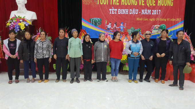 Những hộ nghèo được tặng quà nhân dịp tết Đinh Dậu 2017.