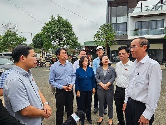 Chủ tịch UBND thị xã Phú Mỹ báo cáo với đoàn giám sát của Quốc Hội về thành lập TP. Phú Mỹ (ảnh Ng. Long) .