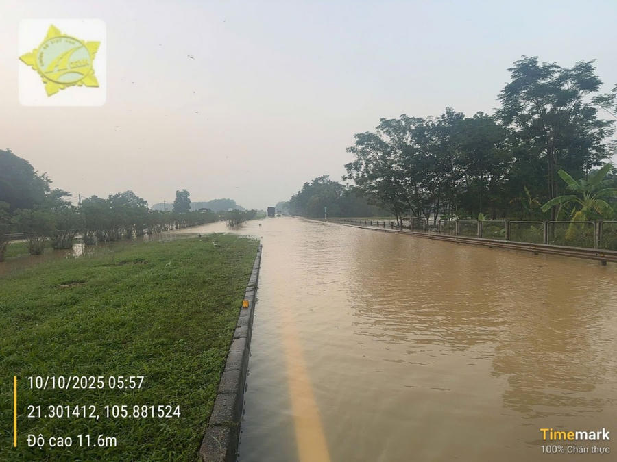 Tình trạng ngập nước sáng 10/10.