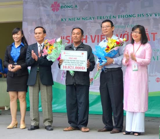 Niềm vui của ngư dân Quảng Ngãi được nhận hỗ trợ sáng nay.