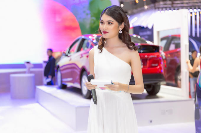 &Aacute; hậu Thuỳ Dung tiếp tục lấn s&acirc;n vai tr&ograve; MC song ngữ