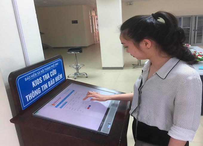 Tra cứu thông tin BHXH, BHYT tại ki-ốt điện tử, BHXH TP Vinh (Nghệ An)