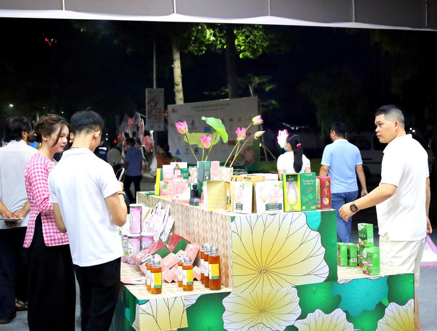 Lễ hội thu hút nhiều du khách đến tham quan, trải nghiệm