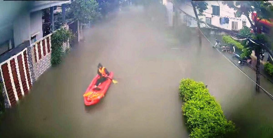 Một đoạn trên đường Trưng Nữ Vương bị ngập sâu, lực lượng chức năng phải di chuyển xuồng phao để hỗ trợ người dân.
