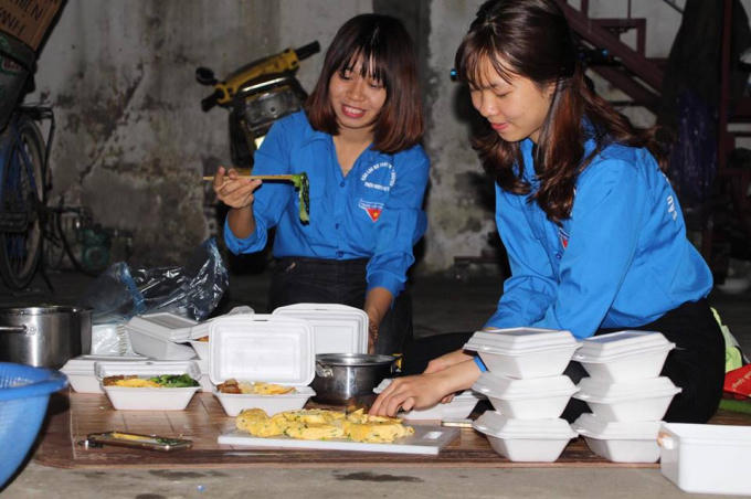 Các thành viên CLB trong một lần nấu cơm, chuẩn bị đồ ăn tặng người vô gia cư ở Hà Nội.