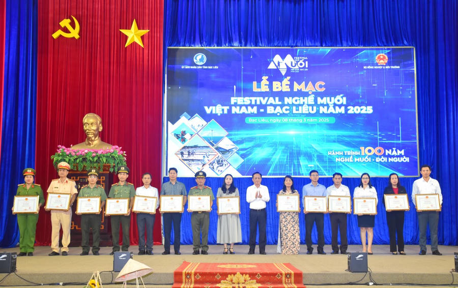 Ông Phạm Văn Thiều – Phó Bí thư Tỉnh ủy, Chủ tịch UBND tỉnh Bạc Liêu, tặng Bằng khen cho các đơn vị có thành tích xuất sắc trong công tác tổ chức Festival nghề Muối.