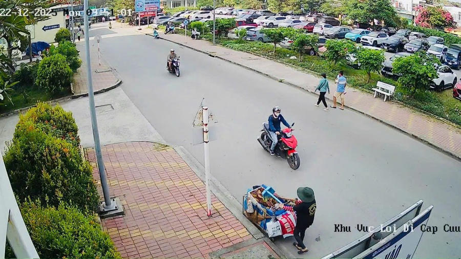 Đối tượng Đỗ Tấn Được điều khiển xe mô tô màu đỏ di chuyển trong khuôn viên Bệnh viện Đa khoa Đồng Nai. Ảnh: CAĐN