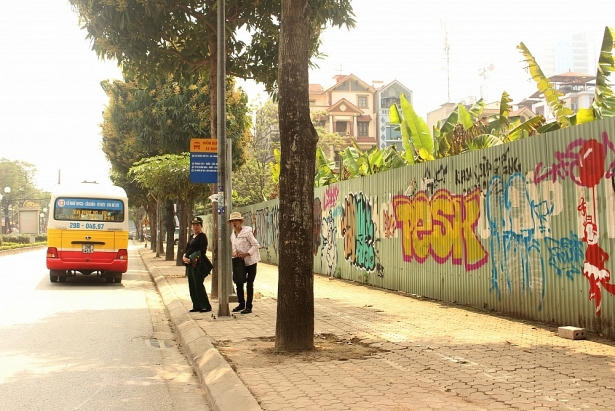 Khu đất vàng 9.000m2 quây tôn trên đường Lạc Long Quân vừa thuộc về tay CapitalLand. Ảnh: Linh Lê.