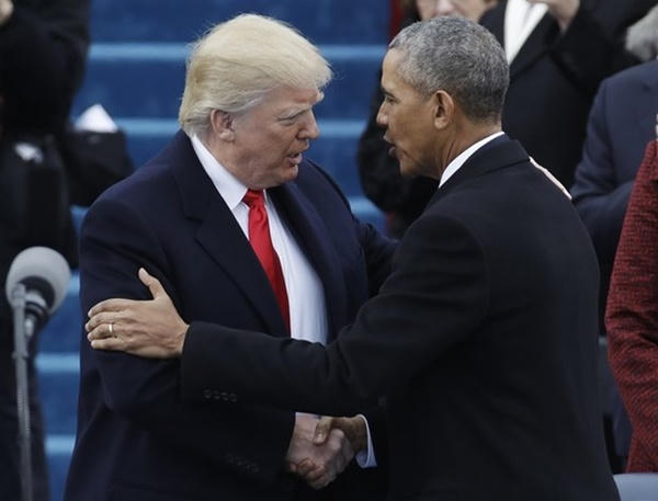 &Ocirc;ng Trump v&agrave; Obama c&ugrave;ng nhau bắt tay.