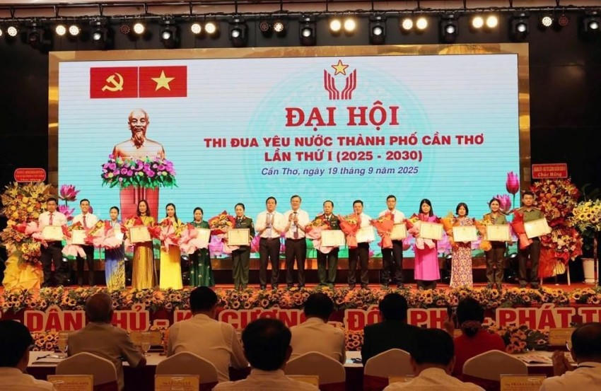 Các cá nhân có thành tích xuất sắc trong phong trào thi đua giai đoạn 2020 - 2025 nhận bằng khen của Chủ tịch UBND TP Cần Thơ.