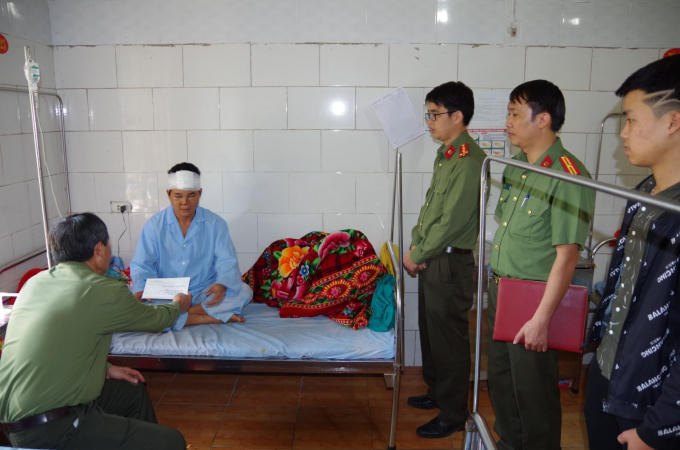 C&ocirc;ng an tỉnh H&agrave; Giang v&agrave; c&ocirc;ng an huyện Vị Xuy&ecirc;n thăm hỏi đồng ch&iacute; c&ocirc;ng an vi&ecirc;n bị thương. (Ảnh: Hagiangtv).