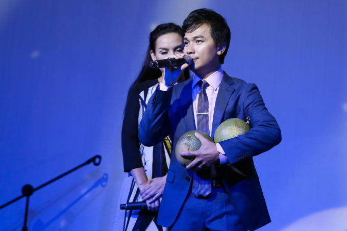 Khán giả tặng bưởi cho Mạnh Quỳnh.