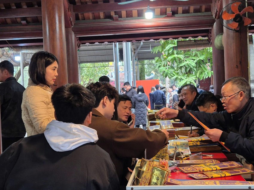 Khu vực viết sơ, viết chữ nho cũng được Ban quản lý khu di tích bố trí ngay phía bên tay phải khu chính điện để cho du khách có nhu cầu.