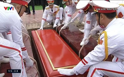 Chủ tịch nước Tr&acirc;̀n Đại Quang đã v&ecirc;̀ với đ&acirc;́t mẹ