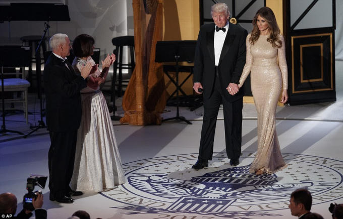 Bà Melania thu hút mọi ánh nhìn của quan khách tham dự bữa tiệc. (Ảnh: AP)