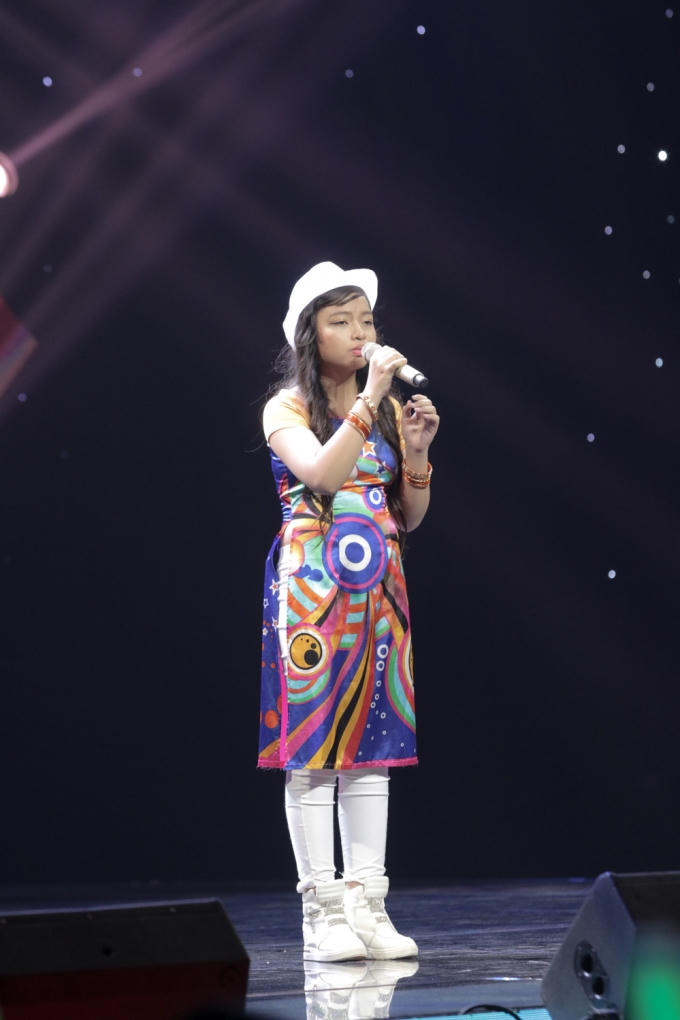 Bé Huỳnh Thị Hoài Thương thể hiện một sáng tác của nhạc sĩ Trịnh Công Sơn - "Tôi ru em ngủ".