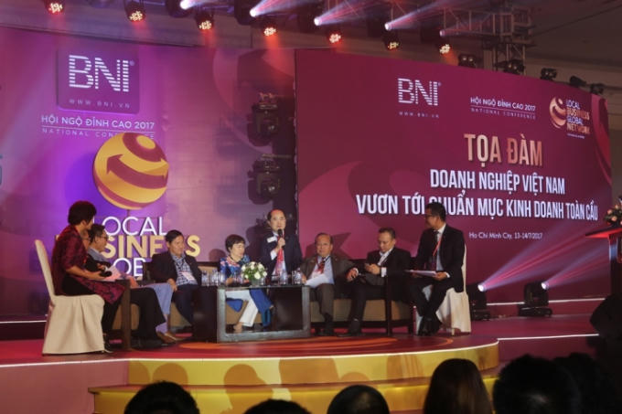 Ông Hồ Quang Minh (giữa) - Chủ tịch BNI VN chia sẻ tại buổi tọa đàm.