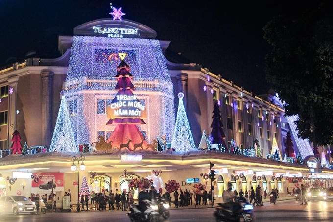 Những ngày này, phố phường Hà Thành bắt đầu rực rỡ ánh đèn