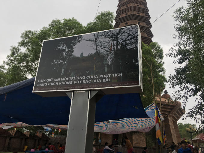 Bắc Ninh: Nhếch nhác hàng quán, rác thải, bói toán đường lên núi chùa Phật Tích