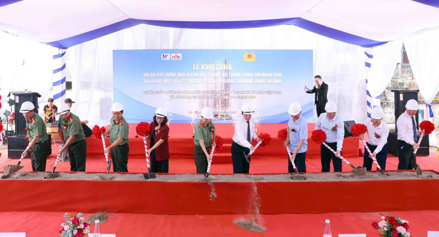 Các đại biểu thực hiện nghi lễ khởi công Dự án.
