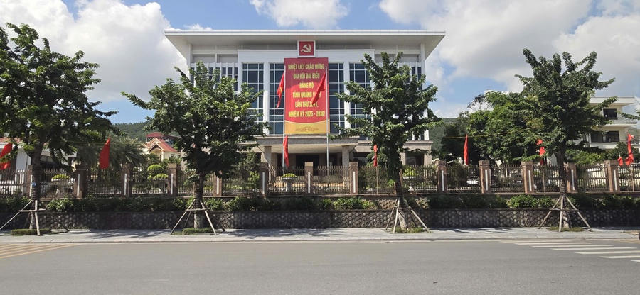 Trụ sở cơ quan hành chính trang hoàng băng rôn, khẩu hiệu, cờ hoa rực rỡ hướng về Đại hội đại biểu Đảng bộ tỉnh Quảng Ninh lần thứ XVI, nhiệm kỳ 2025–2030.