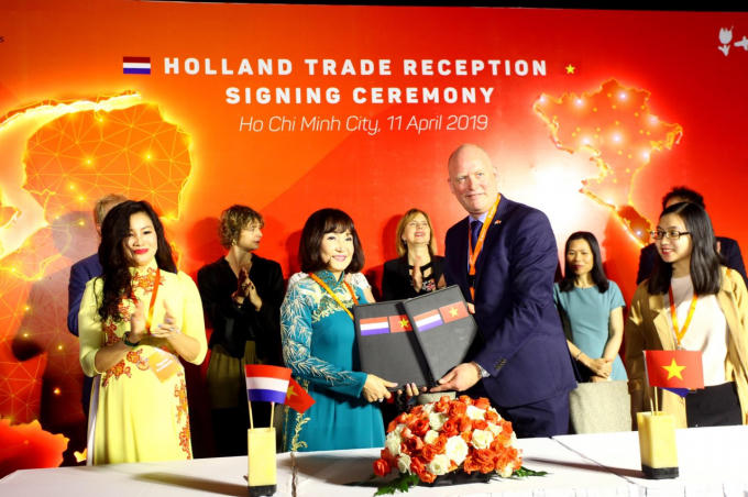 Chủ tịch HĐQT Công ty CP Toàn Hải Vân – bà Huỳnh Bích Ngọc và Giám đốc Điều hành Upp! UpCycling Plastic Hà Lan – ông Jan Jaap Folmer tại buổi ký kết.