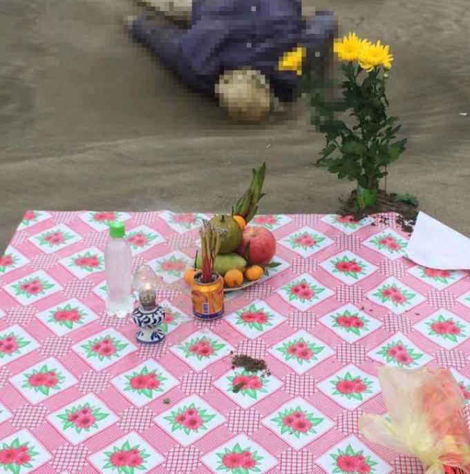 Khi ra làm việc ở bãi biển người dân bàng hoàng khi phát hiện thi thể một người phụ nữ đang trong quá trình phân hủy.